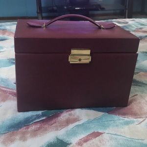 Traveling jewelry case